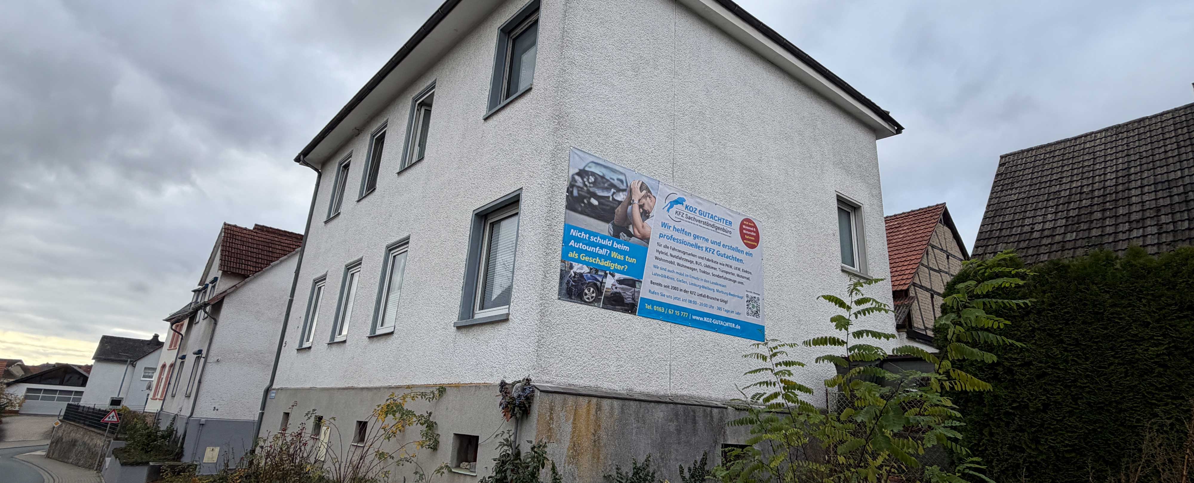 Werbung am Haus Banner Koz Gutachter