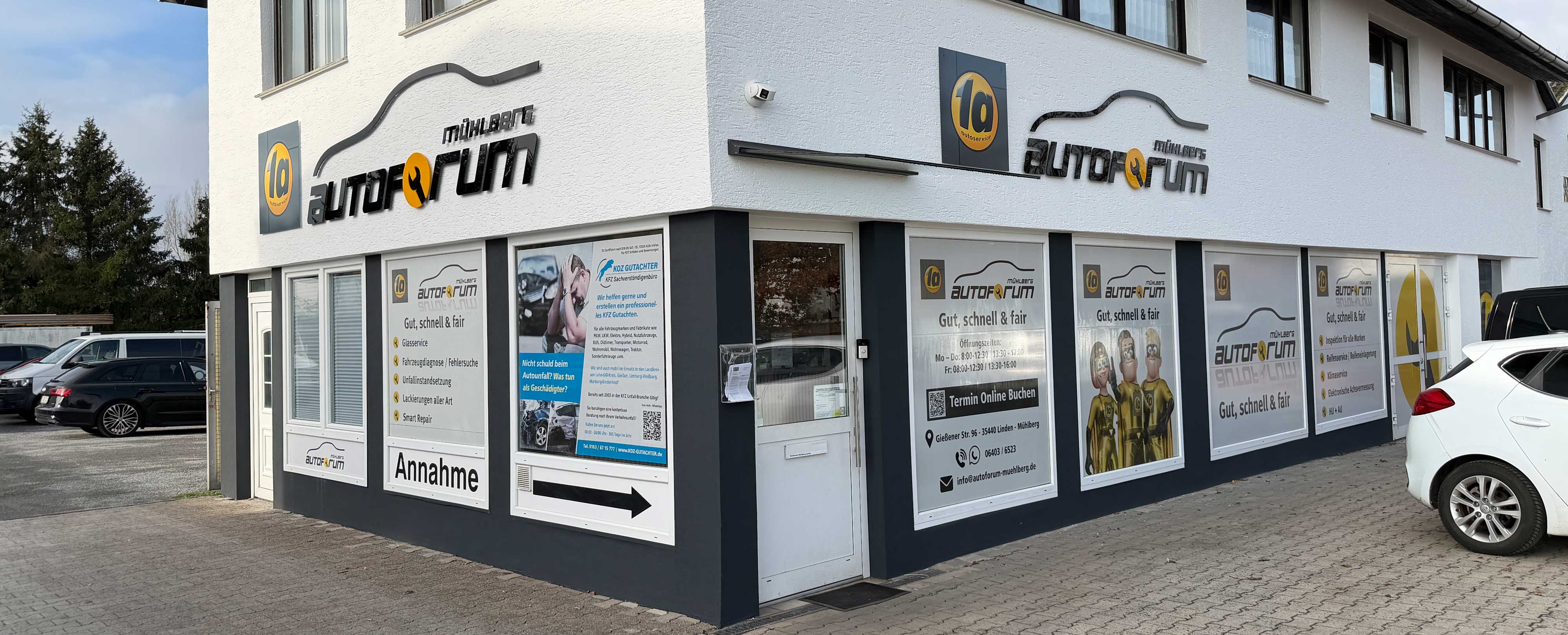 Schaufenster Plakate am Haus Banner Koz Gutachter